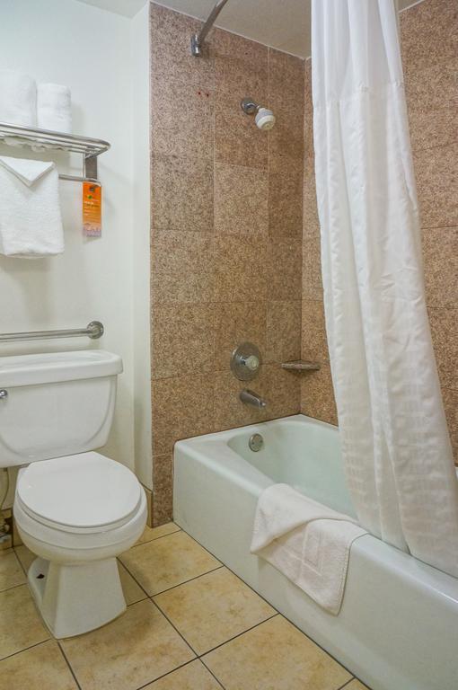 Howard Johnson By Wyndham Circle Hotel