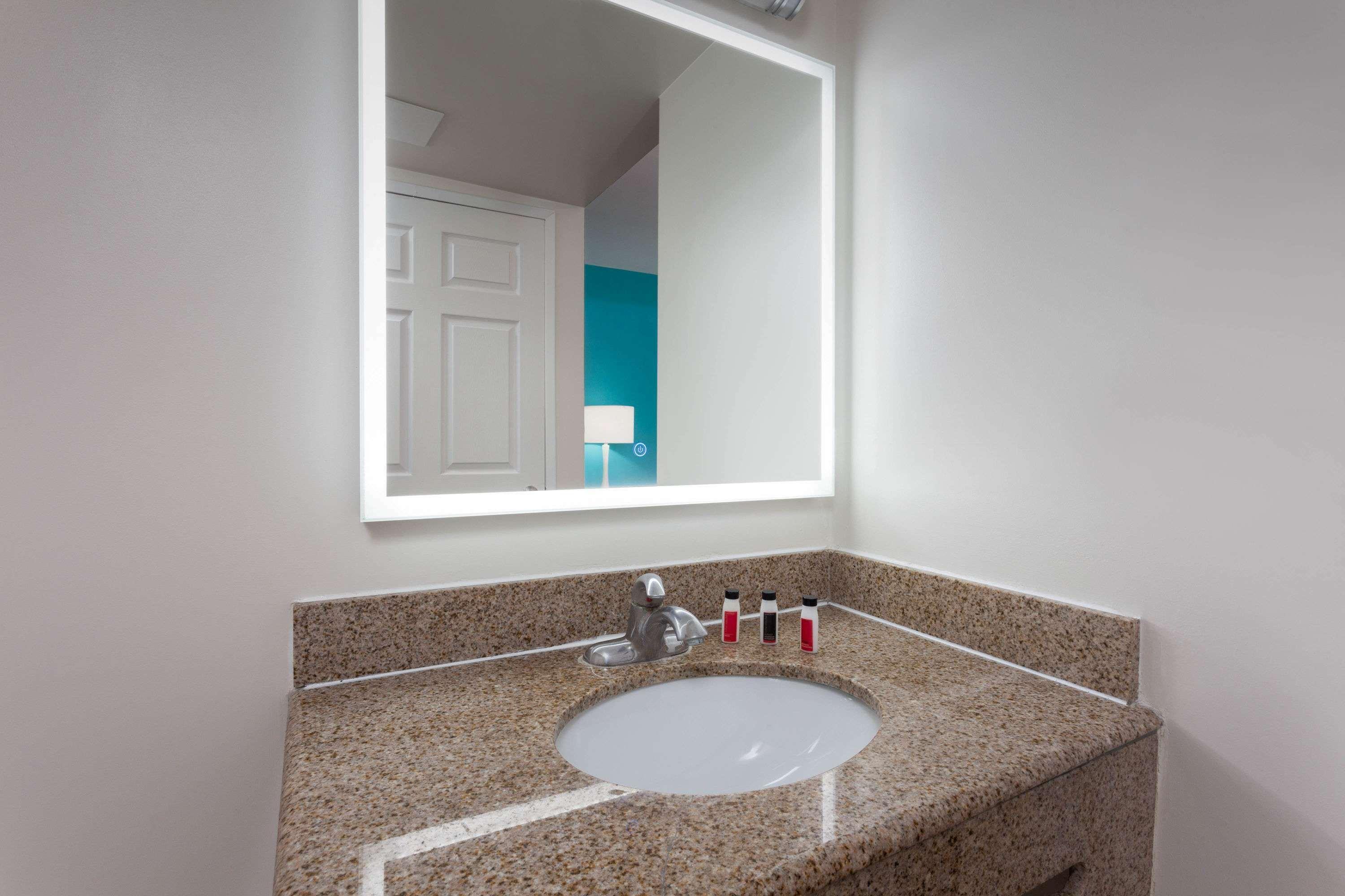Hotel Howard Johnson By Wyndham Circle San Diego