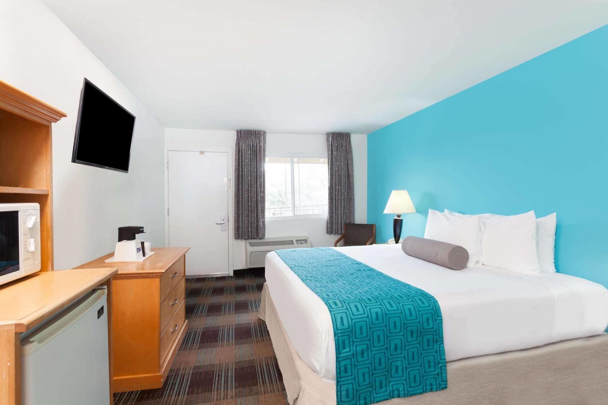 Howard Johnson By Wyndham Circle Hotel San Diego
